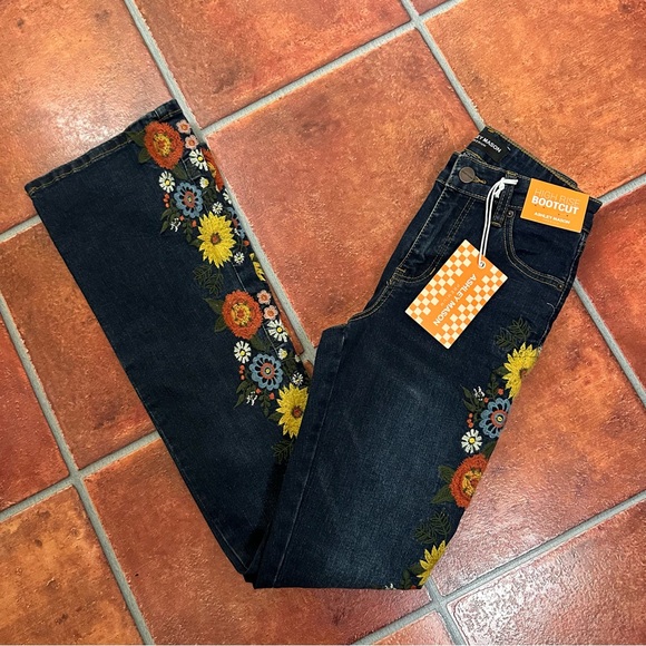 NWT Ashley Mason Floral Embroidered Women's Bootcut Jeans - Picture 2 of 7